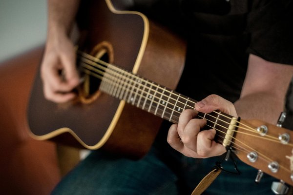 Découvrez comment choisir votre guitare idéale avec un expert